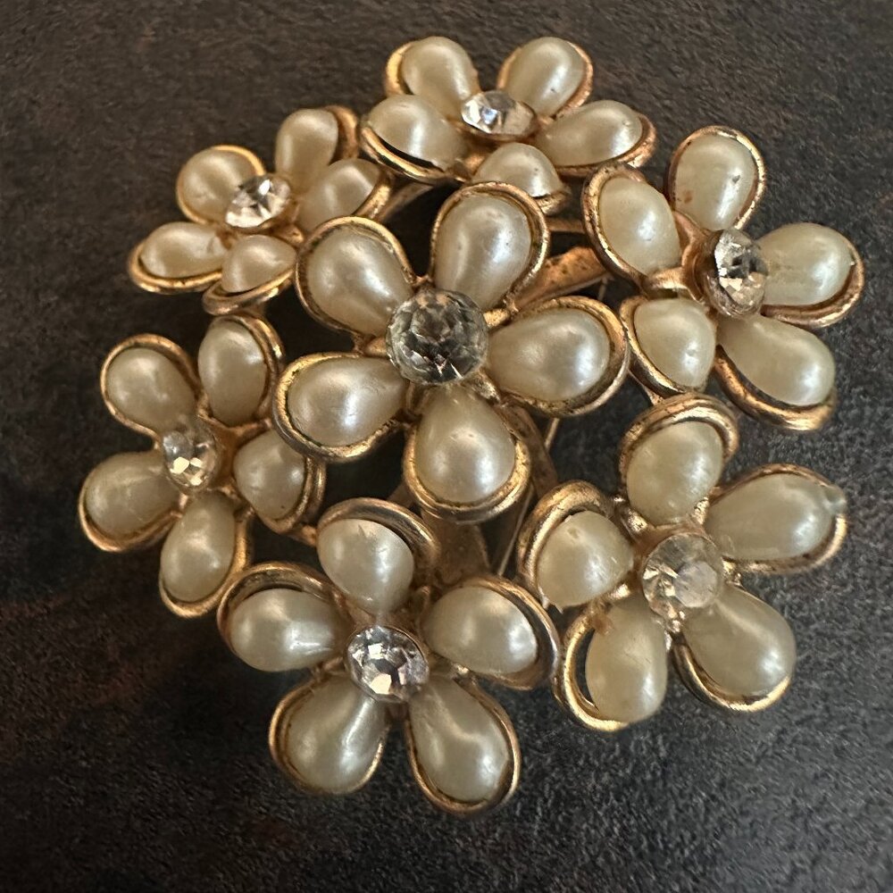 Vintage Gold Tone and Faux Pearl Daisy Brooch
